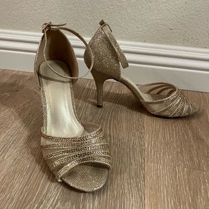 Beautiful strappy 3.25” heals with blush pink glittery stones all over.